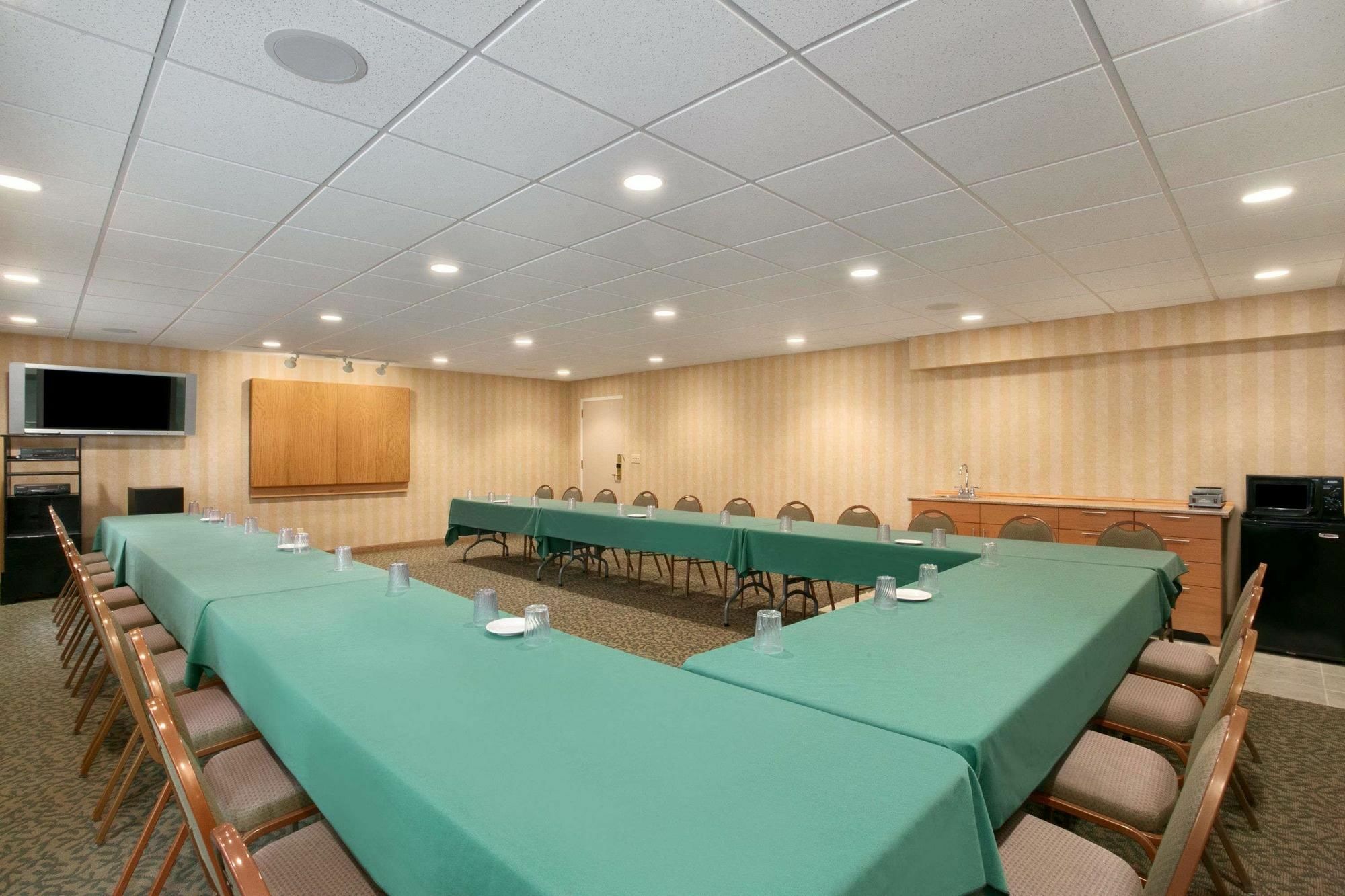 מלון Clarion Pointe Rhinelander Downtown מראה חיצוני תמונה